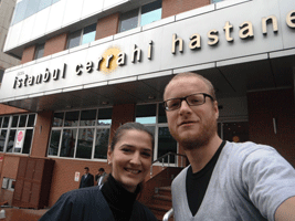 Bart met Fatma, medewerkster Istanbul Surgery Hospital