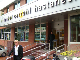 Jacques Herb voor het Istanbul Surgery Hospital